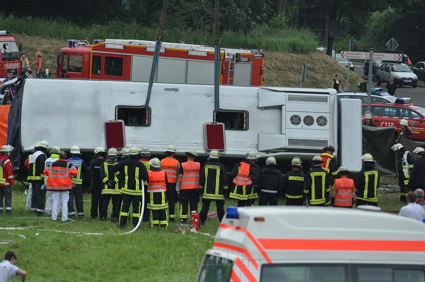 Schwerer Unfall mit Reisebus Lohmar Donrather Dreieck P541.JPG